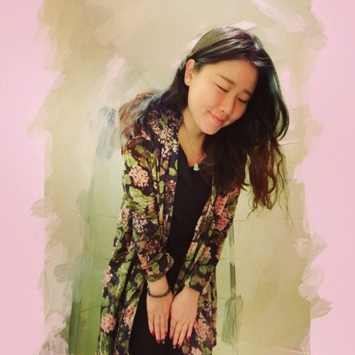 photoViva app draw on picture of a woman with pink background